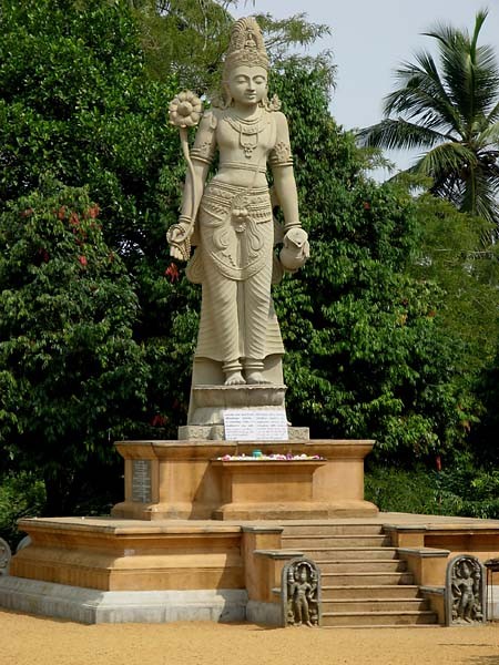 Tượng Bồ tát Quan Thế Âm tại Kelaniya, Srilanka.